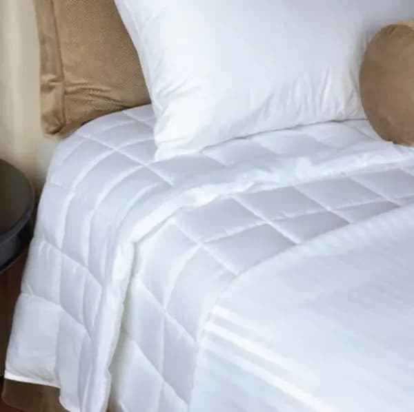 LiteLuxe King Size 100″ x 84″ Lightweight Comforter