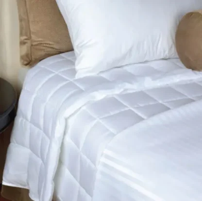 LiteLuxe Full/Queen Size 84″ x 84″ Lightweight Comforter